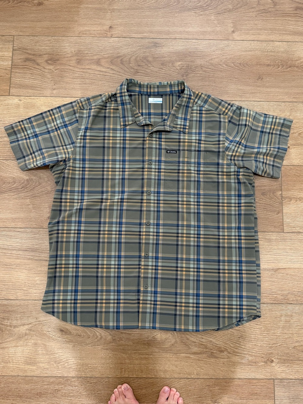 Men’s Columbia short sleeve button up plaid shirt. .